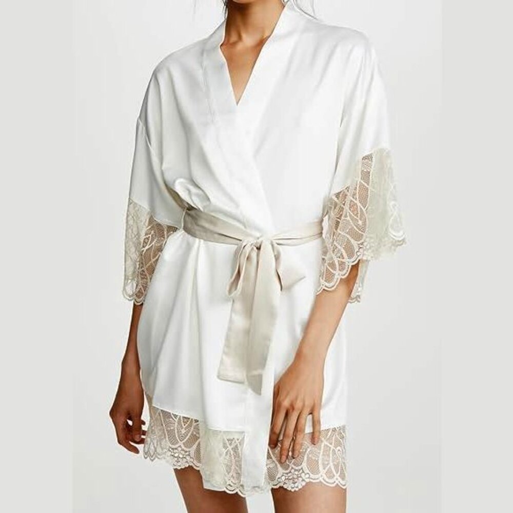 NEW Flora Nikrooz Women Gabby Charmeuse Lace Trim Ivory Beige Belted Short Robe - Picture 1 of 4